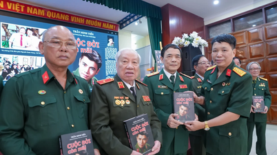 ពានរង្វាន់​សម្រាប់​ការប្រកួត​សរសេរ​រឿង និង​និទានរឿង «ស្នេហា​ក្នុង​សង្គ្រាម»។