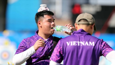 Vietnamský lučištník stojí a střílí v odpoledním slunci s teplotou 32 °C a soutěží o zlatou medaili.