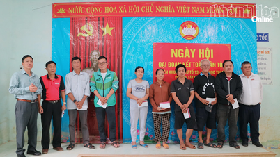 កាសែត វិទ្យុ និងទូរទស្សន៍ខេត្ត Khanh Hoa រួមជាមួយធនាគារ Agribank សាខាខេត្ត Khanh Hoa បានប្រគល់អំណោយ និងការគាំទ្រដល់ប្រជាជននៅសង្កាត់ Tay Nha Trang។