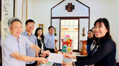 Leiders van het Vietnamese Vaderlands Frontcomité van de provincie Lam Dong brachten een bezoek en wensten iedereen een gelukkig kerstfeest in 2025.