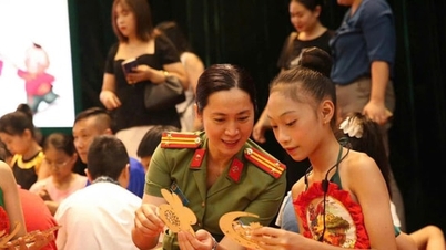 Female police officers in Hanoi join hands to protect women and children.