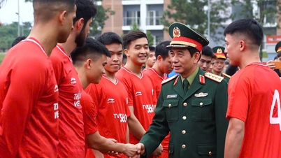 Ministr národní obrany Phan Van Giang se setkal s fotbalovým klubem The Cong – Viettel a povzbudil ho.
