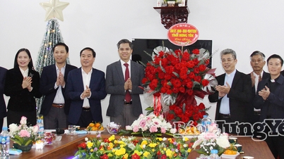 Đồng chí Trưởng Ban Tuyên giáo và Dân vận Tỉnh ủy Nguyễn Văn Chiến chúc mừng và tặng quà Giáo xứ Cao Xá