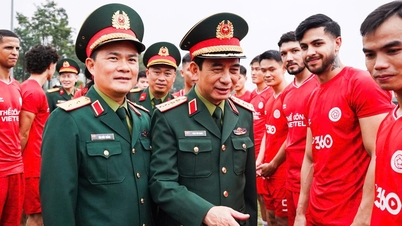 Menteri Pertahanan Negara telah bertemu dan memberi galakan kepada Kelab Bola Sepak Thể Công - Viettel.