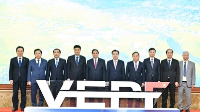 El primer ministro Pham Minh Chinh asiste a la sesión plenaria de alto nivel del Foro Económico de Vietnam 2025, Perspectivas 2026.