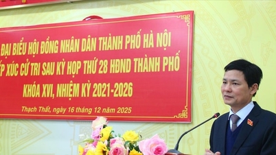 Der stellvertretende Vorsitzende des Volksrats von Hanoi, Pham Qui Tien, traf sich mit Wählern in der Gemeinde Thach That.