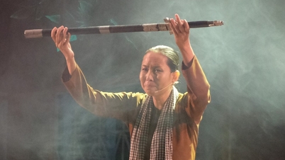 The Tây Đô cải lương (Vietnamese traditional opera) staged the play "The Mother and the Sword" by poet Phan Vũ.