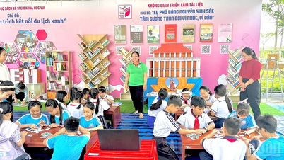 Los niños leen juntos y presentan libros en el sitio histórico Nguyen Sinh Sac.