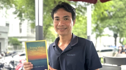 Yazar Truong Anh Quoc, 'Açık Denizde Dalgaları Dinlemek' adlı eseriyle Ho Chi Minh Şehri Yazarlar Birliği ödülünü aldı.