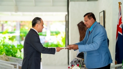 Ambassadör Phan Minh Giang överlämnar sina kreditivbrev till kung Karl III:s kungliga representant på Cooköarna.