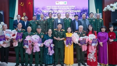 作文と記念品収集コンテスト「戦争の中の愛」の表彰式