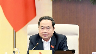 Ketua Majelis Nasional Tran Thanh Man menandatangani dan mengumumkan Resolusi tentang upaya berkelanjutan untuk meningkatkan efektivitas dan efisiensi pelaksanaan kebijakan dan undang-undang tentang perlindungan lingkungan.
