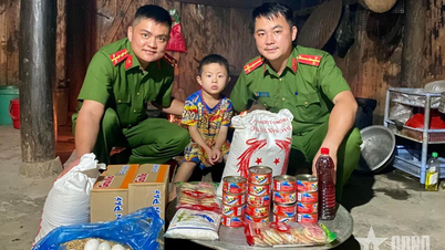មន្ត្រីប៉ូលីសបានឧបត្ថម្ភកុមារជាង ២០ នាក់។