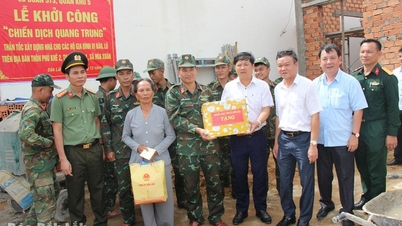Construção rápida de casas para a população durante a Campanha de Quang Trung.