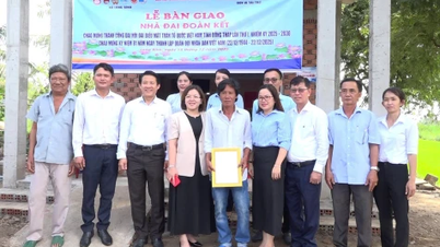 ឃុំឡុងប៊ិញ៖ ប្រគល់ផ្ទះសាមគ្គីភាពដល់គ្រួសារដែលមានស្ថានភាពលំបាក។