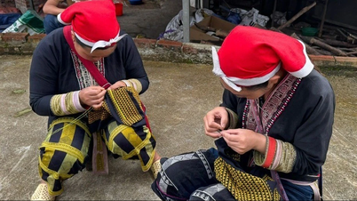Traditional clothing of the Red Dao people in Ta Phin in the context of cultural industrialization.