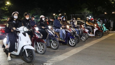 Đêm lạnh đường vắng, người Hà Nội vẫn kiên nhẫn chờ đèn đỏ đều tăm tắp
