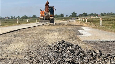 The road project, costing over 11 billion VND, is already damaged after being officially inspected and approved.