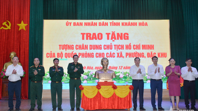 ខេត្ត Khanh Hoa ប្រគល់រូបសំណាកលោកប្រធានហូជីមិញ ដែលជាអំណោយរបស់ក្រសួងការពារជាតិ ជូនដល់ឃុំ សង្កាត់ និងតំបន់ពិសេស។