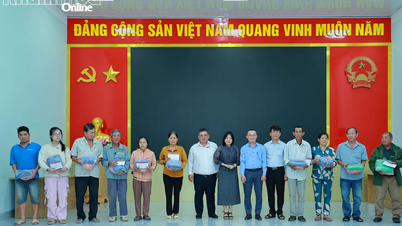 O jornal, a rádio e a televisão de Khanh Hoa, juntamente com a agência do Agribank em Khanh Hoa, ofereceram presentes e apoio à população da comuna de Tan Dinh.