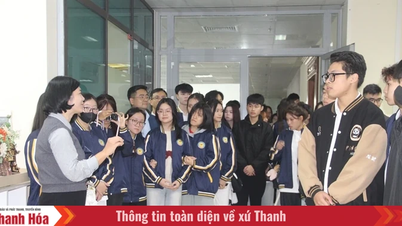Mahasiswa jurusan Komunikasi Multimedia mendapatkan pengalaman praktis di Surat Kabar Thanh Hoa dan Stasiun Radio & Televisi.