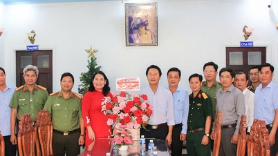 Naib Pengerusi Jawatankuasa Rakyat Wilayah - Nguyen Thi Be Muoi melawat dan menyampaikan ucapan Krismas.