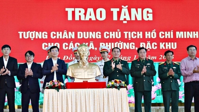 Presenting portrait statues of President Ho Chi Minh to 124 communes, wards, and special zones in Lam Dong province.