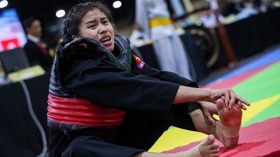 Touching image of Vietnamese female martial artist self-treating her toe due to ligament sprain, continuing to fight.