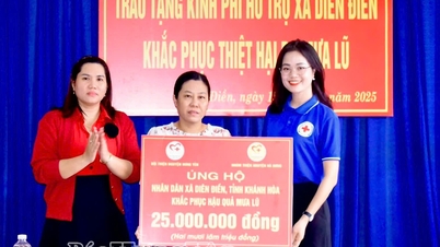 Zespół wolontariuszy Hung Yen udziela pomocy ofiarom powodzi w prowincjach Khanh Hoa i Gia Lai.
