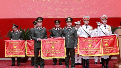 Provinční policejní oddělení Thanh Hoa obdrželo od Ministerstva veřejné bezpečnosti emulační vlajku.