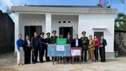 Memberikan bantuan keuangan kepada keluarga kurang mampu untuk perbaikan rumah.