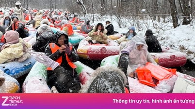 Des bouées flottantes « coincées » sur une rivière enneigée en Chine.