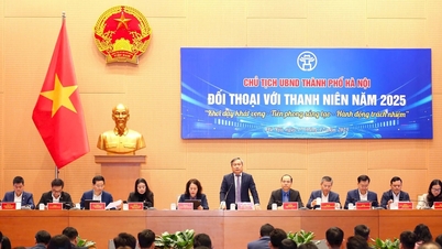 Il presidente del Comitato popolare di Hanoi, Vu Dai Thang, dialoga con i giovani della capitale.