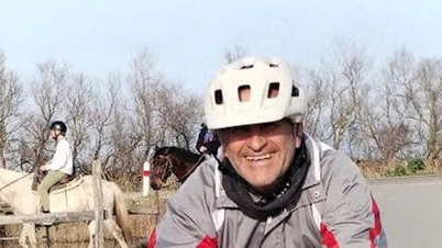 Der Radfahrer Marino sammelt Spenden zur Unterstützung der Hochwasserhilfe in der Gemeinde Go Noi.