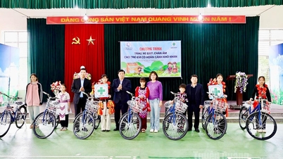 Am donat 20 de biciclete și 50 de pături călduroase elevilor săraci din comuna Lam Binh.