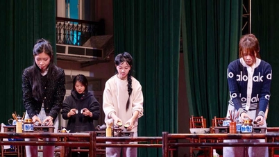 50 students from Thai Nguyen were guided in demonstrating the art of tea making.