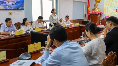 Can Tho City leaders held a meeting with Heritage Magazine of Vietnam Airlines.
