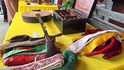 Unikátní sbírka předmětů používaných při rituálech spiritistických médií.