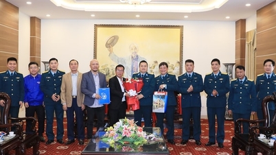 កាសែតហាណូយម៉យចុះទៅសួរសុខទុក្ខ និងអបអរសាទរដល់អង្គភាពយោធា។