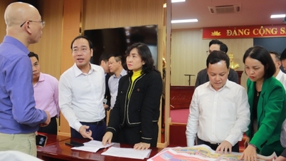 Náměstek ministra Phan Thi Thang kontroluje přípravy na koncoroční hodnotící konferenci Ministerstva průmyslu a obchodu.