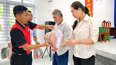 Báo và Phát thanh, Truyền hình Khánh Hòa cùng Agribank Chi nhánh Khánh Hòa trao quà hỗ trợ cho người dân xã Diên Thọ