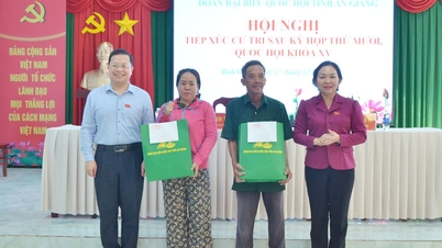 សមាជិកសភាមកពីខេត្តអានយ៉ាង ជួបជាមួយអ្នកបោះឆ្នោតនៅឃុំប៊ិញយ៉ាង។