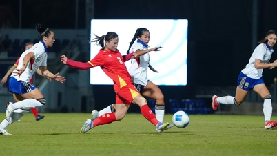 Vietnam Women's Team vs. Philippines (first half) 0-0: Huynh Nhu misses a chance.