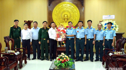 ຮອງປະທານຄະນະກຳມະການປະຊາຊົນແຂວງ Khanh Hoa ໄດ້ມາຢ້ຽມຢາມ ແລະ ອວຍພອນກອງພົນທີ 377.