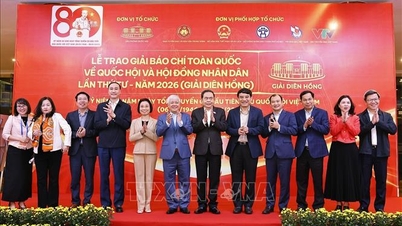 Ketua Majelis Nasional Tran Thanh Man menghadiri gladi bersih untuk Upacara Penghargaan Dien Hong keempat.