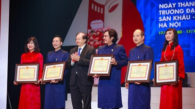 Het 45-jarig jubileum van de Hanoi Universiteit voor Theater en Film