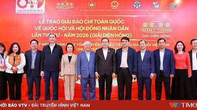 Przewodniczący Zgromadzenia Narodowego Tran Thanh Man bierze udział w próbie generalnej przed czwartą ceremonią wręczenia nagród Dien Hong.