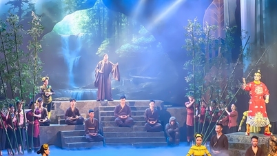Circus art combined with Cai Luong (Vietnamese traditional opera) recreates the image of King Tran Nhan Tong on stage.