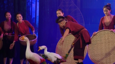 សៀក និងល្ខោនអូប៉េរ៉ាប្រពៃណីវៀតណាម ក្នុងការសម្តែងតែមួយអំពីអធិរាជត្រឹនញ៉ាន់តុង។