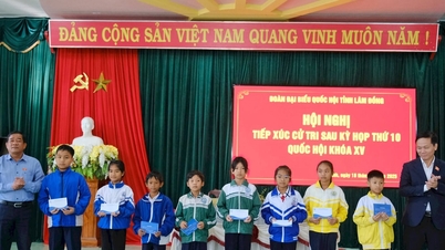 Vertegenwoordigers van de Nationale Assemblee uit de provincie Lam Dong brengen een bezoek aan Di Linh en overhandigen cadeaus aan kansarme kinderen.